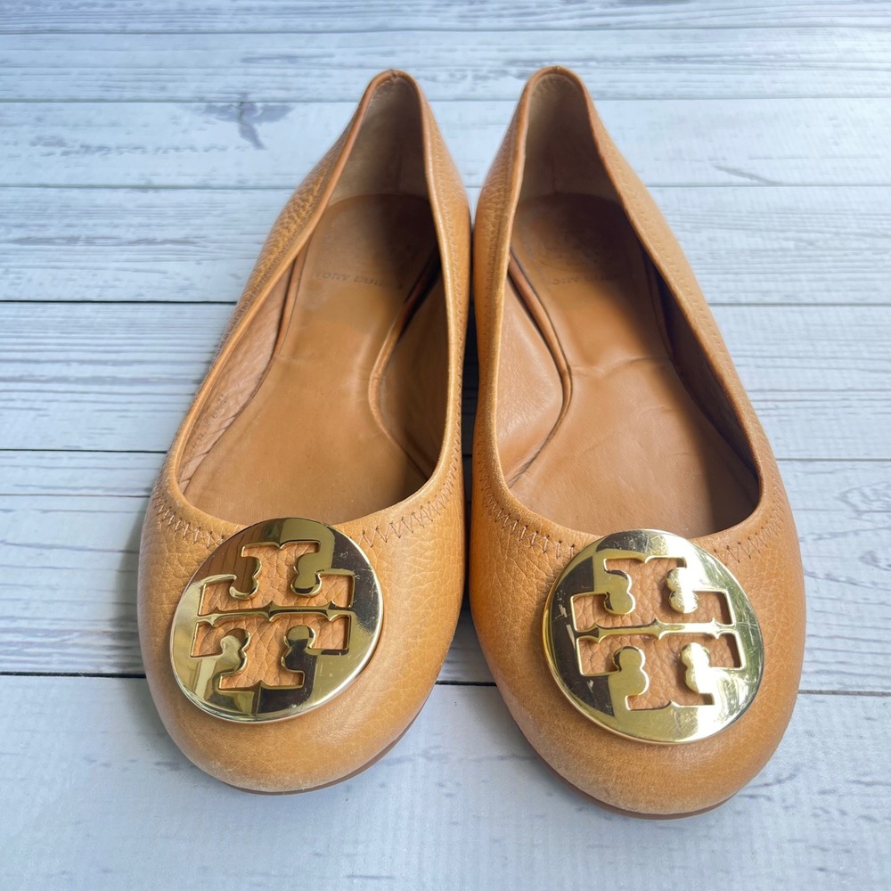Tory Burch Reva Tan Pebbled Leather Gold Logo Ballet Flats‎ Size 6.5M Designer
